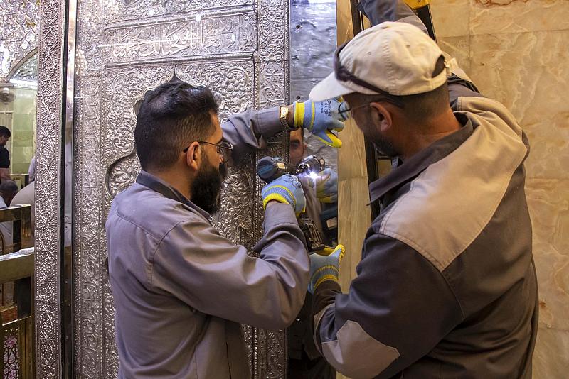 قسم صناعة الشبابيك يباشر أعمال تنصيب باب الإمام الحسن العسكري (عليه السلام)