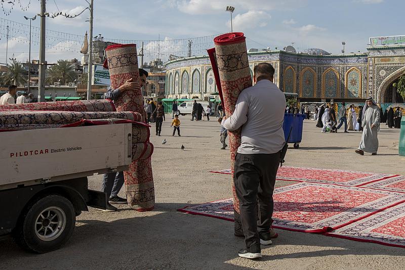 عَبرَ فرش السجاد.. قسم الشؤون الخدمية يهيّئ أماكن لاستراحة الزائرين في كربلاء