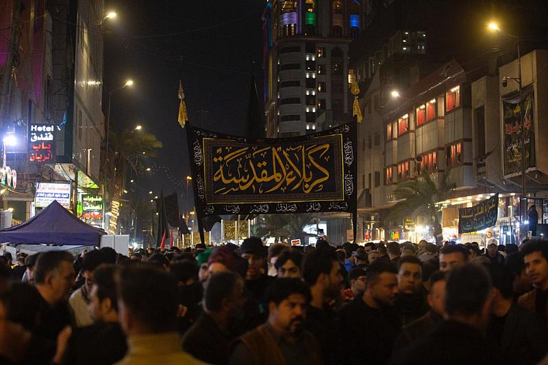 موكب أهالي كربلاء يحيي ذكرى شهادة الإمام الكاظم (عليه السلام) في الكاظمية