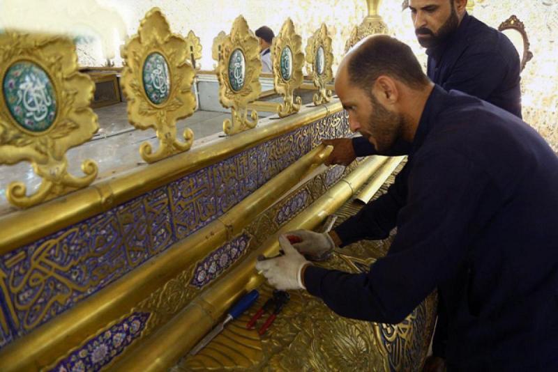ملاكاتُ مصنع السقّاء تشرع بالخطوات الأولى لصيانة وإعادة تذهيب الجزء العلويّ من شبّاك الإمامين الجوادين (عليهما السلام)