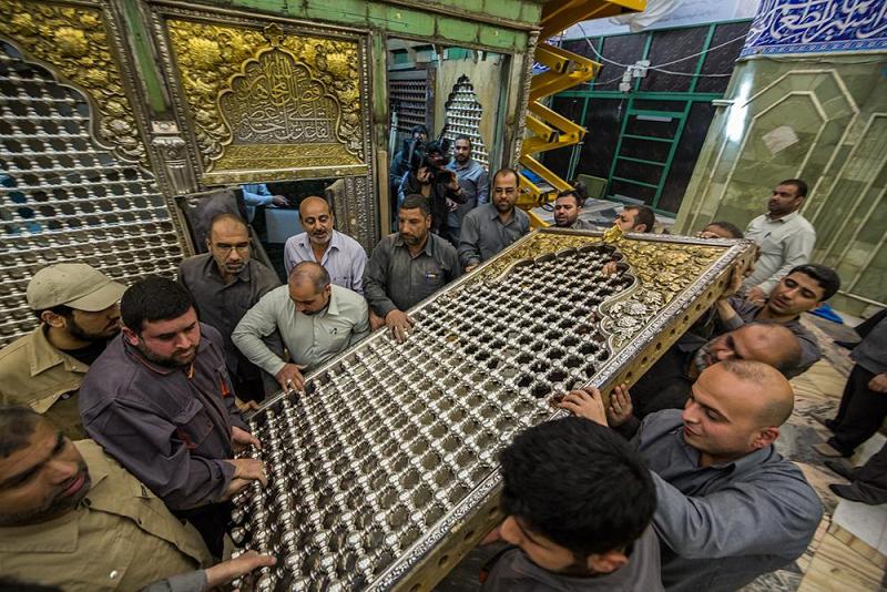 بالصور: تفكيك الأجزاء والقطع المعدنيّة من الشبّاك القديم لضريح أبي الفضل العباس(عليه السلام) تشارف على الانتهاء..