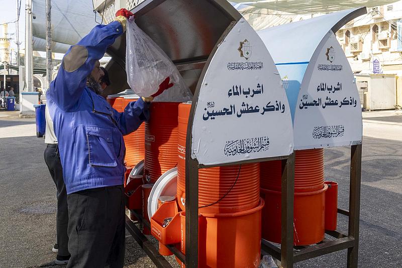 عبر معمل ثلج العلقمي.. قسم الشؤون الخدمية يوفر المياه المبردة والثلج البلوري للزائرين