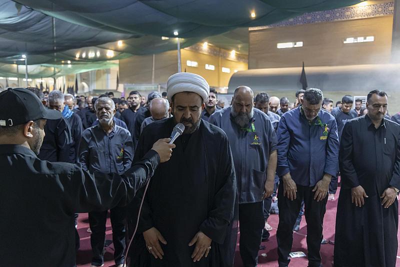 بمشاركة زائري الأربعين.. إقامة صلاة الجماعة في مجمّع أبي الفضل العباس (عليه السلام)