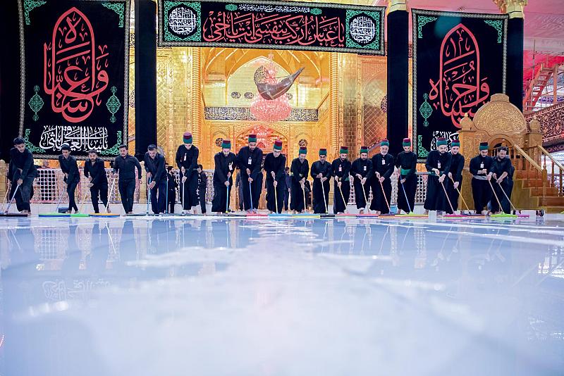 بالصور.. حملة موسعة لغسل مرقد أبي الفضل العباس (عليه السلام) وتعطيره 