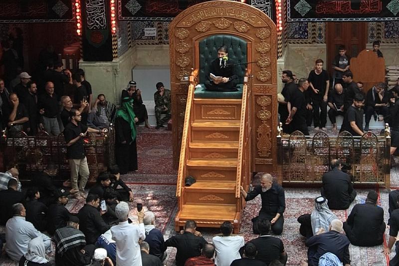 الزائرون يؤدون مراسم قراءة دعاء الندبة في صحن مرقد أبي الفضل العباس (عليه السلام)
