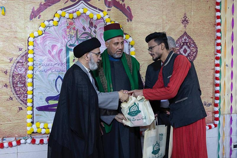 وفد عتبات العراق المقدّسة يكرّم طلبة حوزة الإمام الهادي (عليه السلام) في الهند