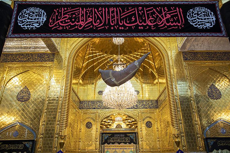 العتبة العباسية المقدّسة تباشر بنشر السواد ولافتات الحزن