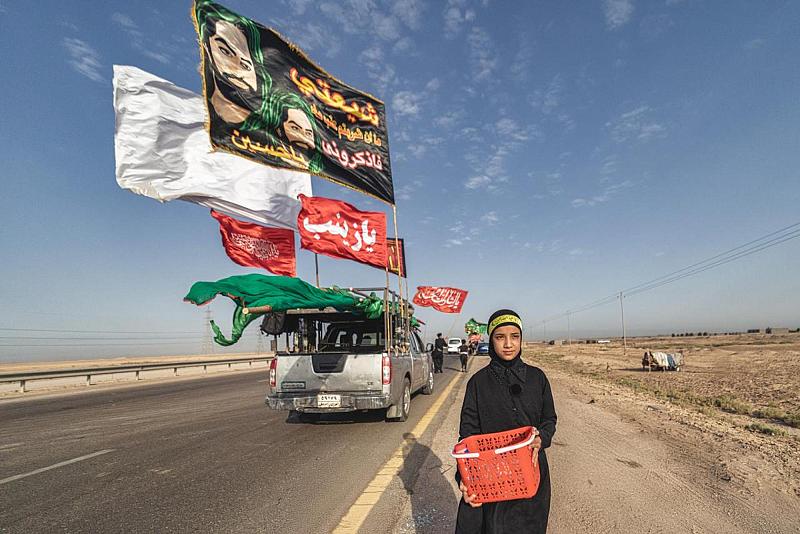قبل حوالي ثلاث سنوات قامت مريم وعمّتها بتأسيس موكب عبد الله الرضيع في "السيبة" قرب مقام صعصعة بن صوحان.  في المساء تعمل مريم ذات الأحد عشر ربيعًا مع والدتها؛ من أجل إعداد بعض المخبوزات المنزليّة، بينما يقوم والدها بتوفير العصائر والماء لها؛ من أجل الزوّار، ولا تريد مقابل سوى إيصال سلامها إلى الإمام الحسين (عليه السلام)
