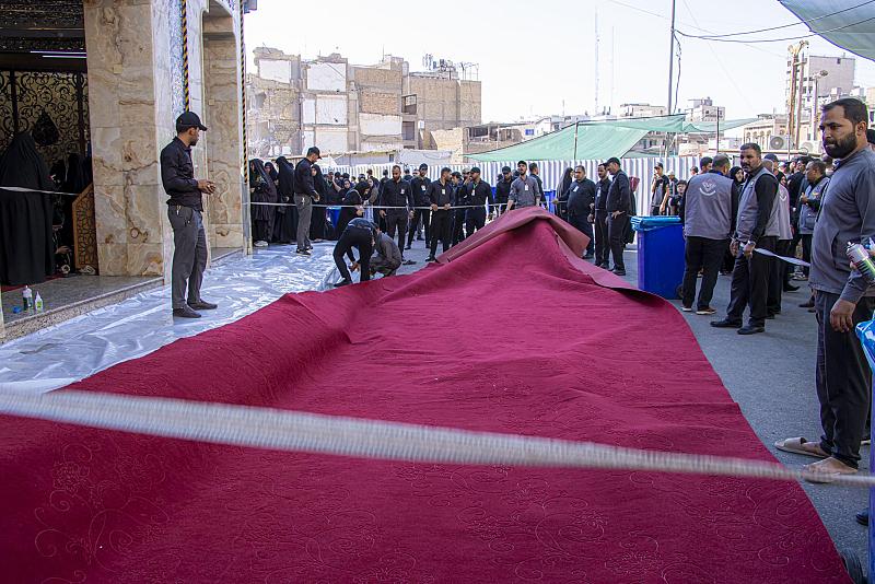 قسم الشؤون الخدمية ينتهي من فرش محيط المرقد الشريف بالسجاد الأحمر