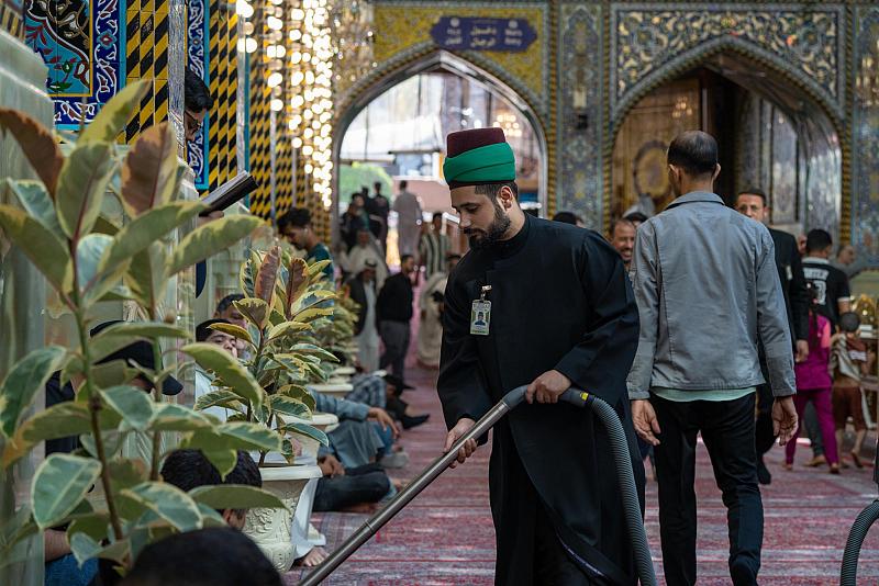 خَدَمة العتبة العباسية المقدسة ينفّذون أعمال تنظيف داخل الصحن الشريف استعدادًا لاستقبال زائري يوم عرفة