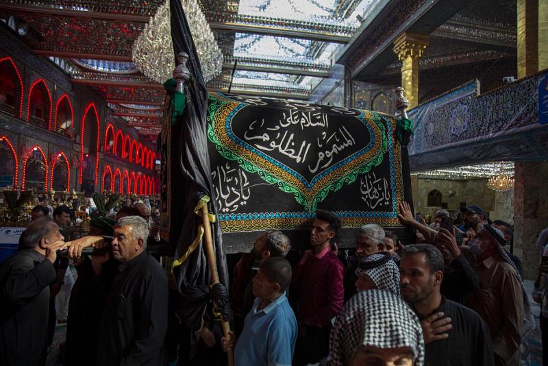 مواكب عزائيّة عند المرقدَيْن الطاهرَيْن تنادي أعظم اللهُ لك الأجر يا صاحب الزمان