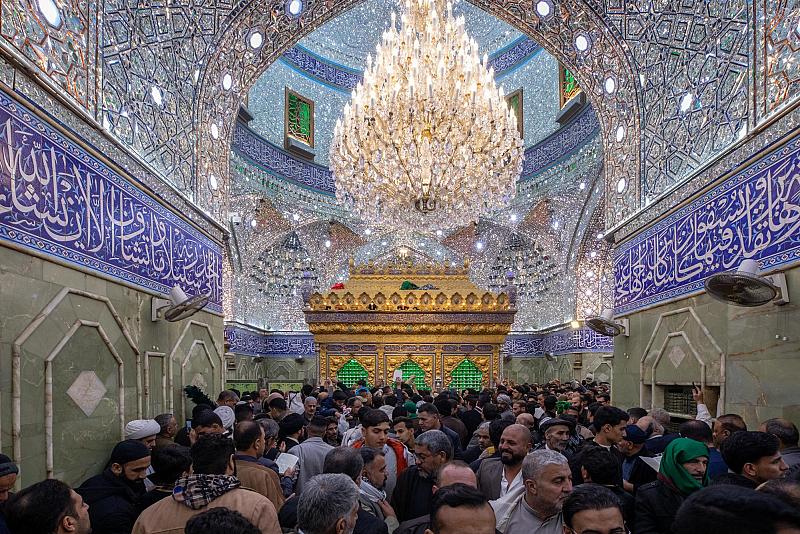 جموع الزائرين تحيي ليلة الجمعة عند المرقدين الطاهرين