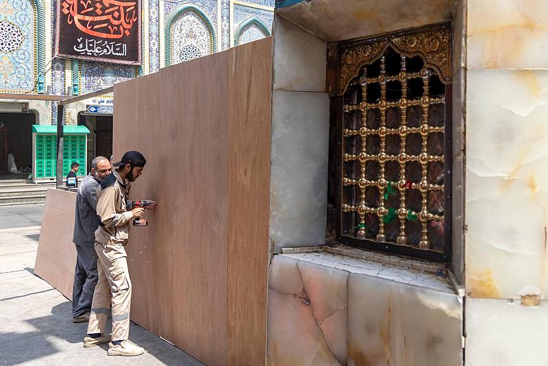قسم الصناعات والحرف ينهي أعمال نصب القواطع الخشبية في مداخل العتبة العباسية المقدسة ومحيطها
