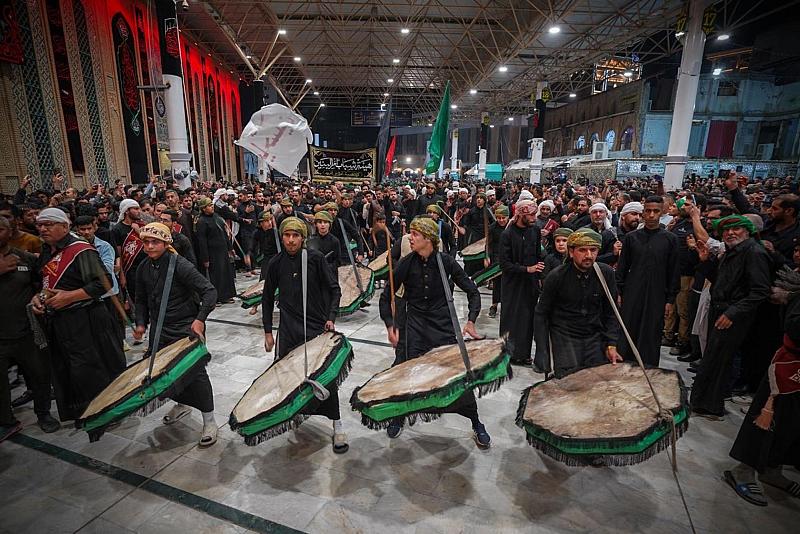 مواكب العزاء تحيي ذكرى شهادة الإمام علي (عليه السلام) عند مرقده الطاهر
