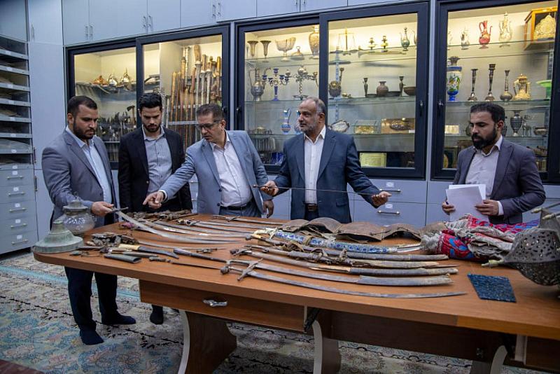 للشروع بصيانتها وترميمها.. متحف الكفيل يستلم المجموعة الثانية من مقتنيات العتبة العسكرية المقدسة