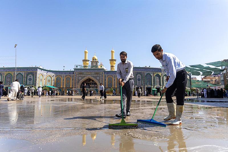قسم الشؤون الخدمية ينفّذ حملة غسل في باب القبلة لمرقد أبي الفضل العباس (عليه السلام) ومحيطه