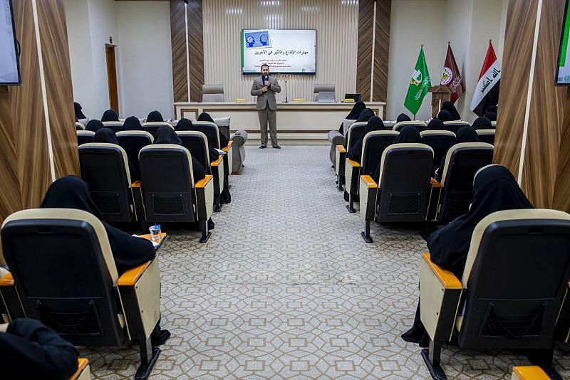 قسم التطوير يقيم دورة عن مهارات التأثير والإقناع لعدد من ملاكات العتبة العباسية النسوية