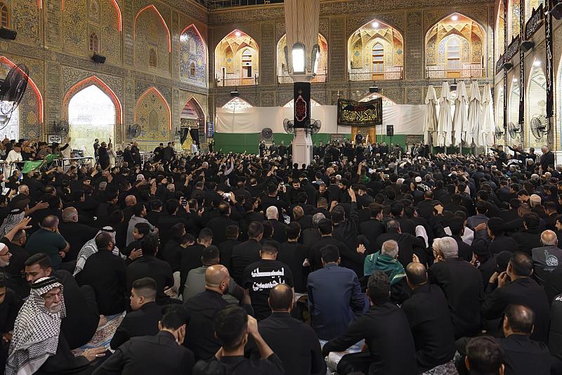 موكب أهالي كربلاء يحيي ذكرى شهادة السيدة الزهراء (عليها السلام) في النجف الأشرف