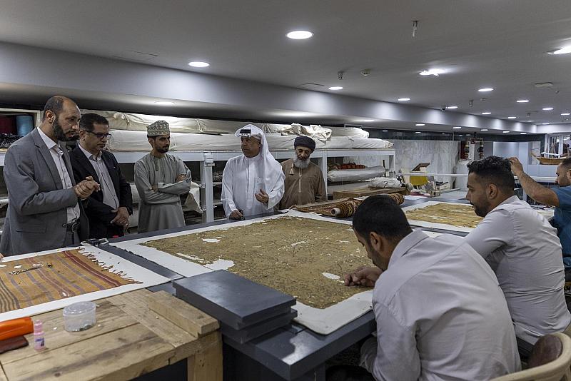 متحف الكفيل يستضيف وفداً دولياً من أساتذة علم المكتبات والمخطوطات