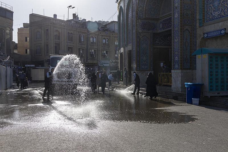 قسم الشؤون الخدمية يطلق حملة تنظيف واسعة لمحيط مرقد أبي الفضل العباس (عليه السلام)