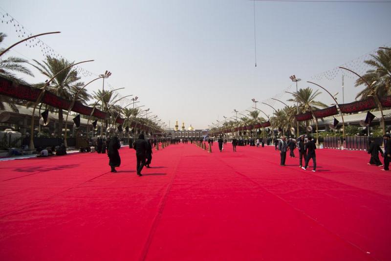 فرش ساحة ما بين الحرمَيْن الشريفَيْن بأكثر من (20,000) مترٍ مربّع من البساط الأحمر (الكاربد)...