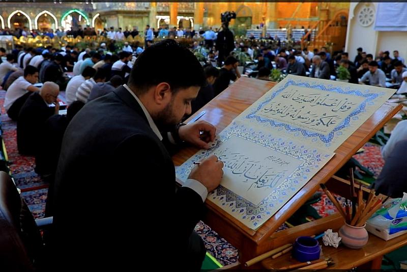 خلال الختمات القرآنية.. خطاط في المجمع العلمي يخط الآيات أثناء التلاوة المباشرة