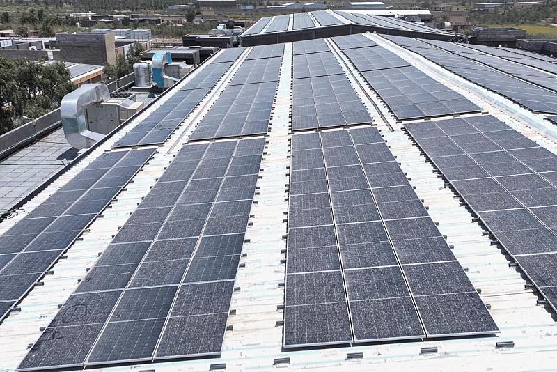 العتبة العباسية المقدسة تنصب أكثر من 2200 لوحٍ شمسيّ في مجمع أبي الفضل العباس (عليه السلام) الخدمي