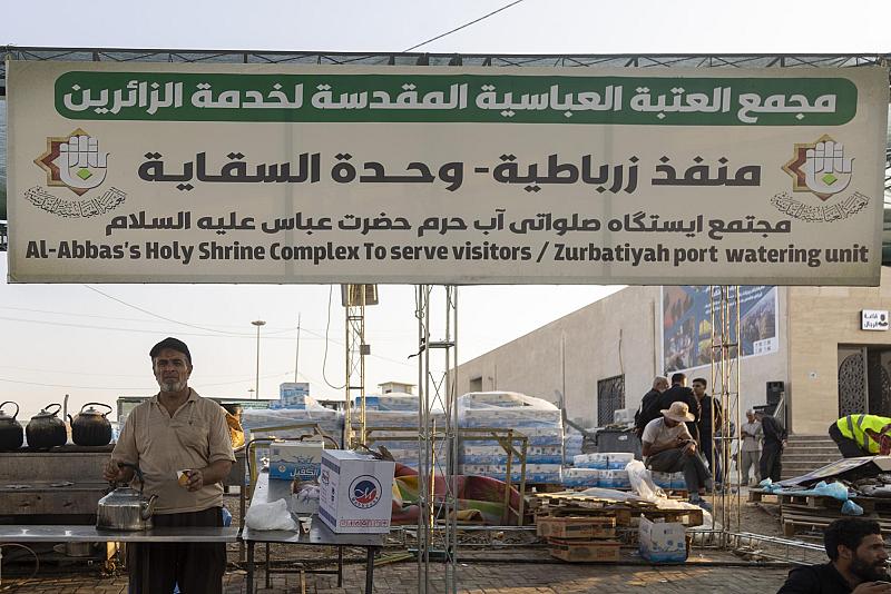 العتبة العباسية المقدسة تقدّم نحو 40 ألف وجبة غذائية يوميًا لزائري الأربعين عند منفذ زرباطية