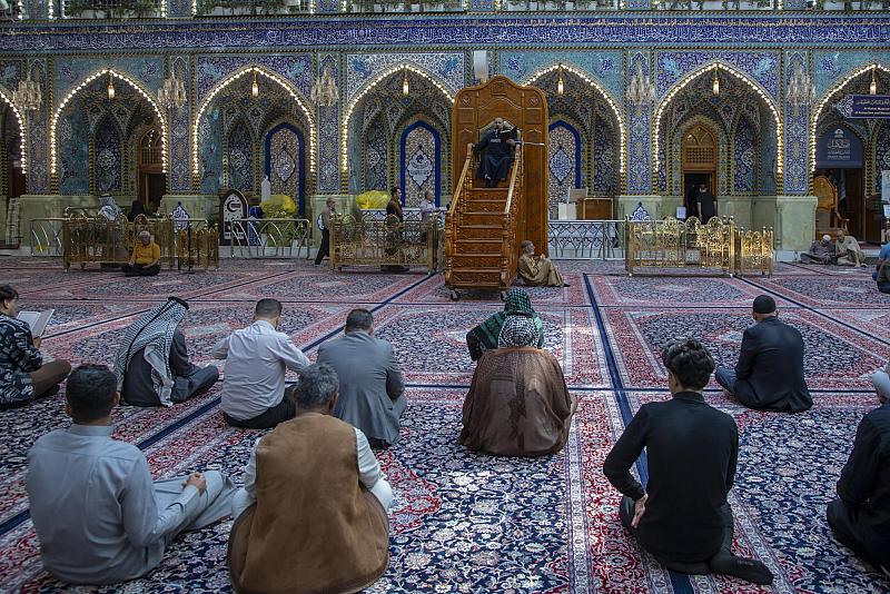 الزائرون يؤدون مراسم قراءة دعاء الندبة عند مرقد أبي الفضل العباس (عليه السلام)