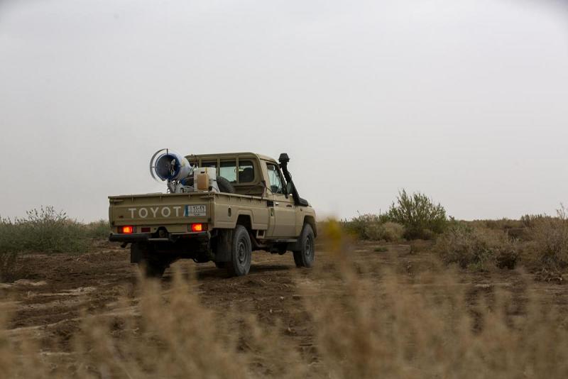 بالفيديو: فرقة العباس (عليه السلام) القتالية تشارك وزارة الزراعة بمكافحة آفة الجراد في بادية السماوة