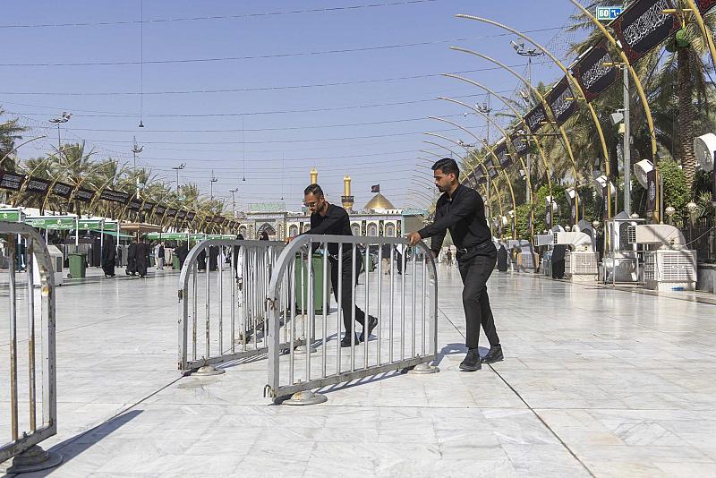 في ليلة الجمعة.. قسم بين الحرمين يباشر نصب قواطع حديدية في الساحة الوسطية