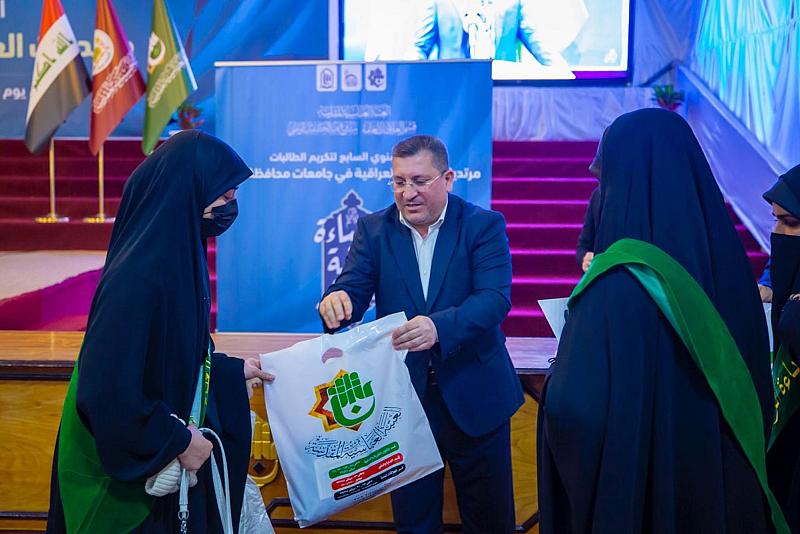 العتبة العباسية المقدسة تكرِّم الطالبات المرتديات العباءة العراقية