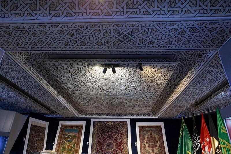 نقوش نباتية وهندسية تزين الزخرفة المعمارية لقاعة العرض في متحف الكفيل
