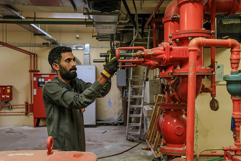 تحسبًا لحدوث أي طارئ.. قسم الصيانة يجري أعمال الإدامة لمنظومة إطفاء الحرائق في مركز العفاف للتسوق