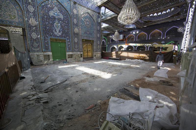 الشروع بأولى مراحل إكساء صحن أبي الفضل العباس عليه السلام بنوعيات فاخرة من المرمر بعد مُضيّ أكثر من نصف قرن على إكسائه