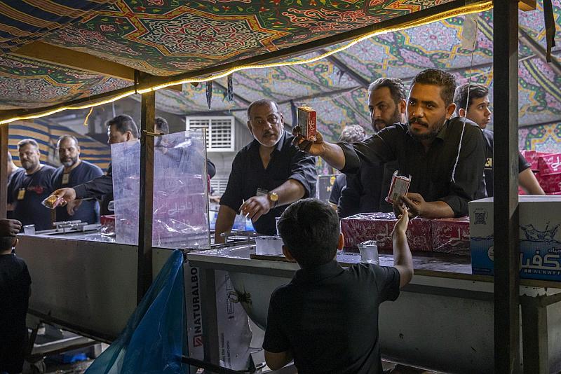 في طريق الزائرين.. موكب قسم صناعة الشبابيك يستمر في تقديم خدماته لزائري الأربعين