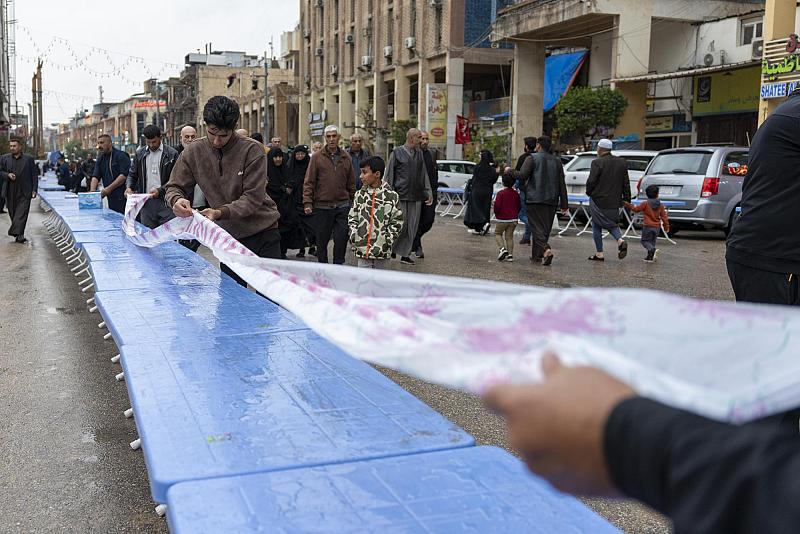 قسم بين الحرمين يقدّم 10 آلاف وجبة إفطارٍ للزائرين داخل مدينة كربلاء