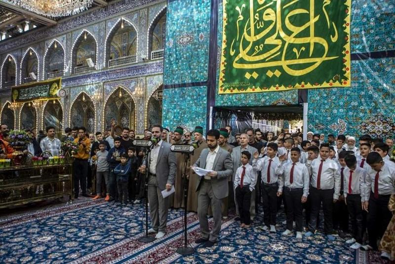 مجموعةٌ من الأيتام يُنشدون (ملوك العين) في حضرة مرقد أبي الفضل العبّاس (عليه السلام)