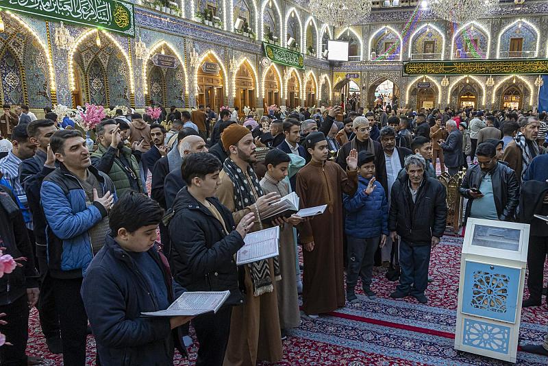 قرّاء جائزة العميد الدولية يؤدون مراسم زيارة مرقد أبي الفضل العباس (عليه السلام)
