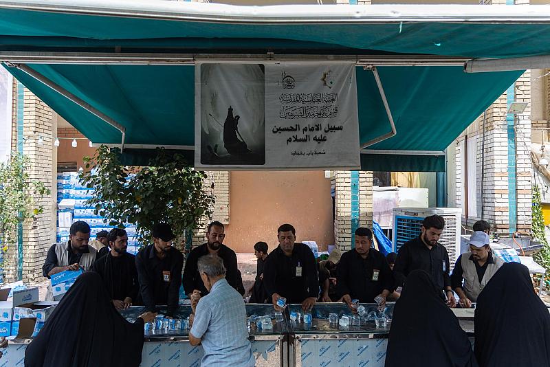 في ذروة زيارة الأربعين.. قسم بين الحرمين يواصل تقديم مياه الشرب للزائرين عبر موكبه الخدمي