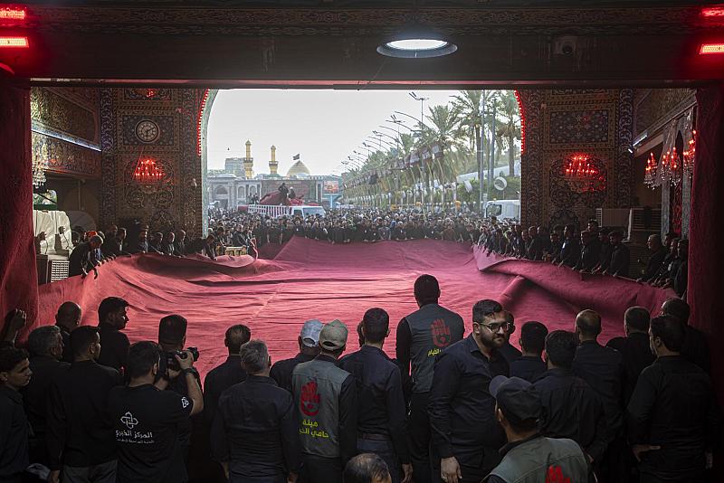 خَدَمة أبي الفضل العباس (عليه السلام) يشرعون بتنظيف الصحن المطهّر بعد مراسم ركضة طويريج