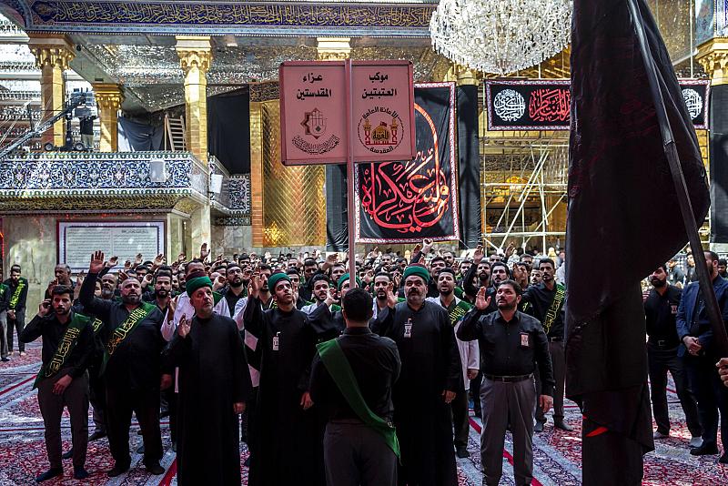 خدمة العتبتين المقدّستين يقدمون التعازي بذكرى شهادة الإمام العسكري (عليه السلام)