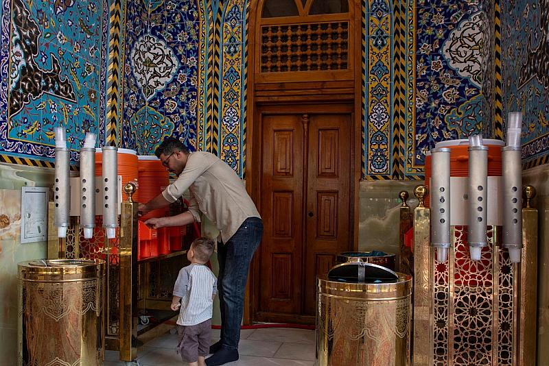عبر شعبة السقاية.. قسم الشؤون الخدمية يوفر أكثر من 40 حافظة ماء مبردة للزائرين