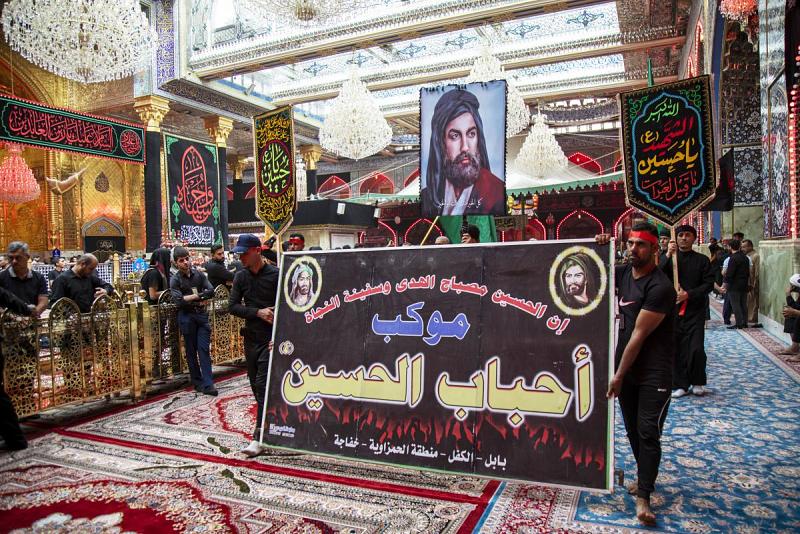أهالي الحلّة ومواكبُها يقدّمون تعازيهم عند المرقدَيْن الطاهرَيْن