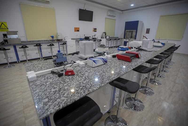 جامعة العميد: المختبر المركزي يوفّر للباحثين خدمة إجراء التجارب العلميّة