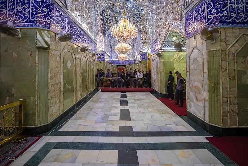 فرش حرم مرقد أبي الفضل العباس (عليه السلام) بأكثر من ألف متر مربع من السجاد الأحمر