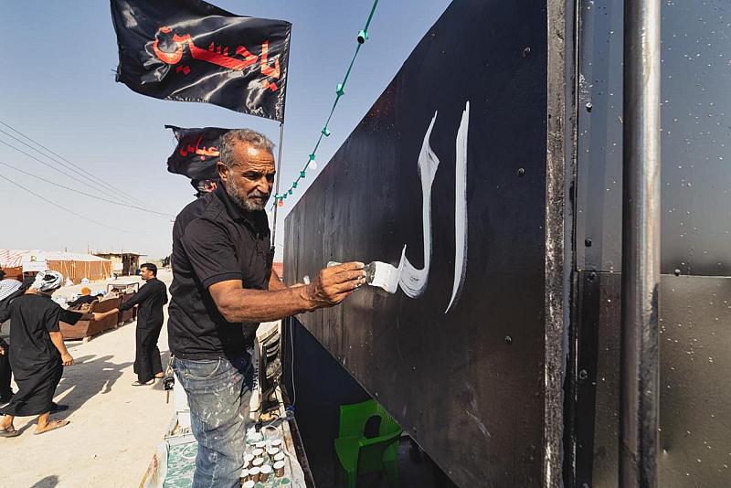  الخطّاط أحمد عبد سالم يقدّم خدمات الخطّ للمواكب، انطلق من رأس البيشة مرورًا بالبصرة مسقط رأسه، ويواصل طريقه نحو كربلاء، يبحث عن المواكب التي تحتاج إلى كتابة عبارات حسينية، لا سيّما مواكب الأطفال والناشئة مستخدمًا سيّارته الخاصّة وحاملًا معه ٣١٣ راية بعدد أنصار الإمام الحجّة -عجّل الله فرَجَه- يُقدّمها لكل طفل يعمل في المواكب الحسينية.
