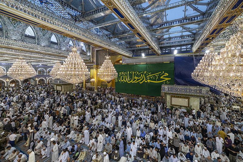 جموع الزائرين تحيي ليلة الجمعة الأخيرة من شهر ربيع الأوّل عند مرقد أبي الفضل العباس (عليه السلام)