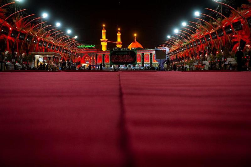 بأكثر من 14.000 مترٍ مربّع.. فرشُ ساحة ما بين الحرمَيْن الشريفَيْن بالسجّاد الأحمر
