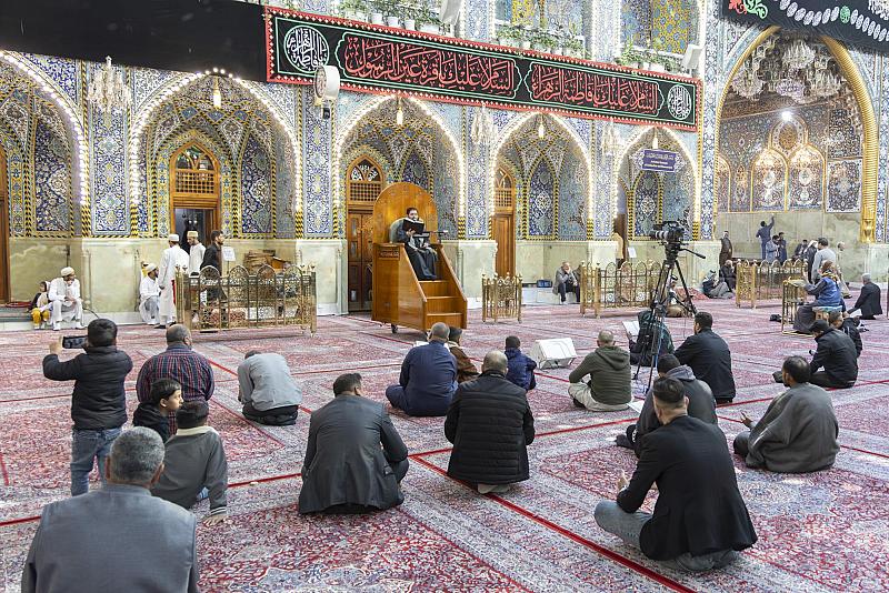 الزائرون يؤدون مراسم قراءة دعاء الندبة في صحن مرقد أبي الفضل العباس (عليه السلام)